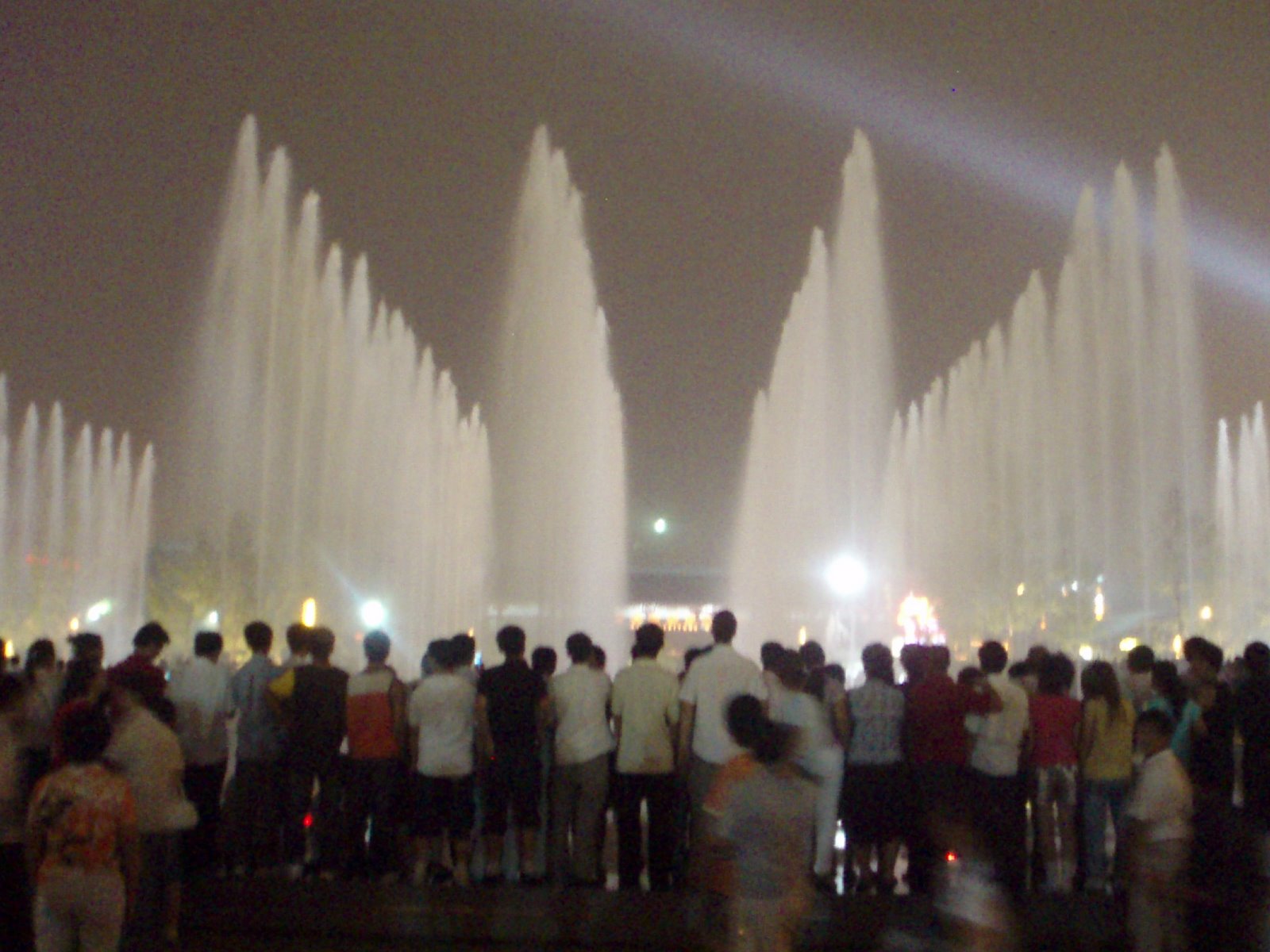 [people+at+fountain.JPG]