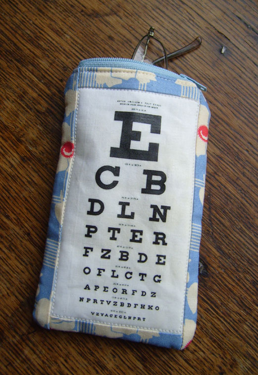 [Eyechart+pouch+front+in+action.jpg]