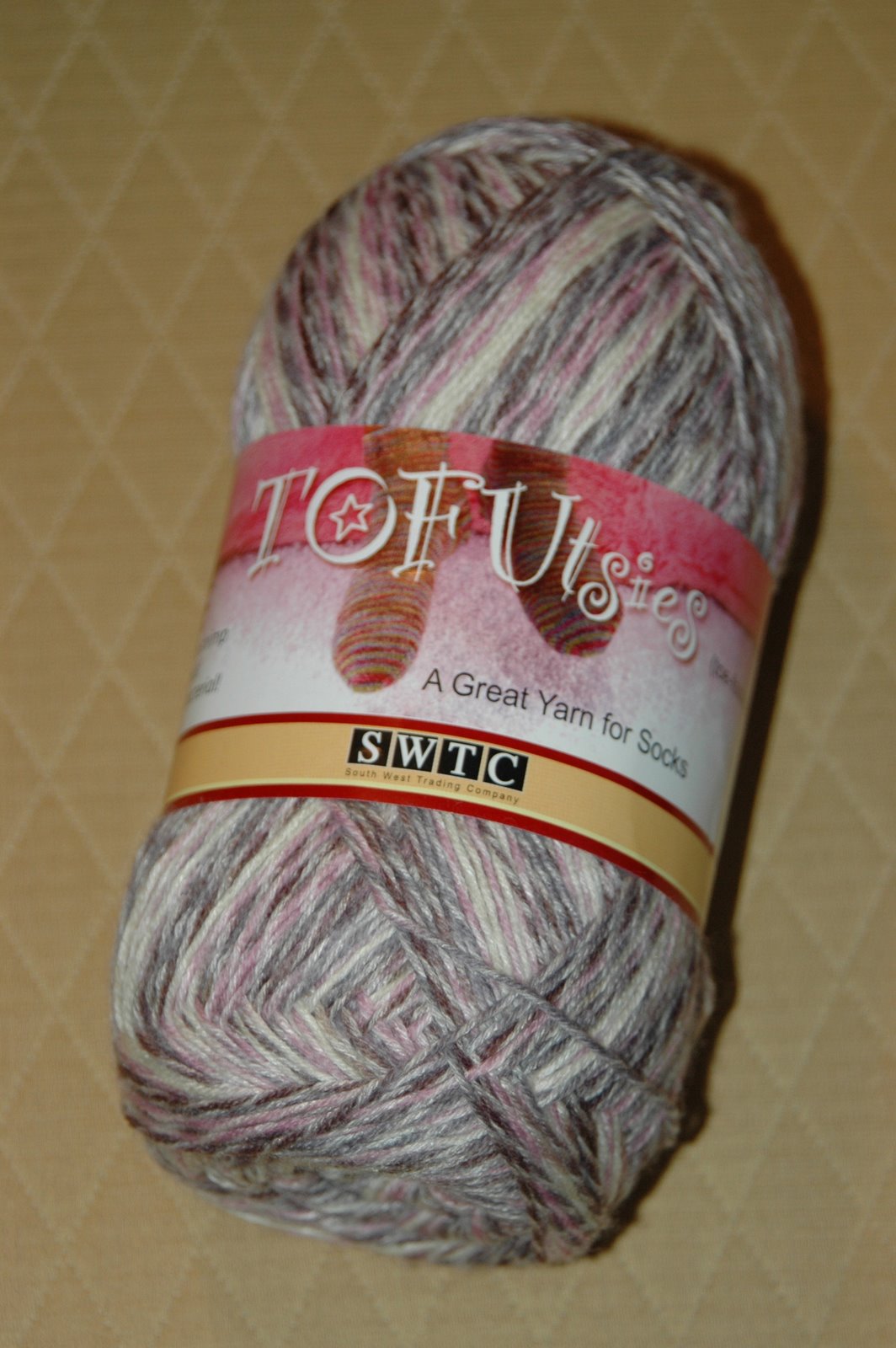 [Tofutsies+yarn+gray-pink.JPG]
