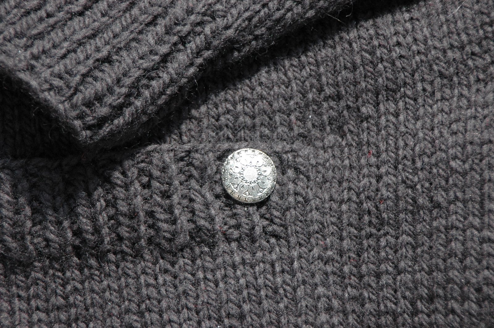 [MIL+sweater+pretty+button.JPG]