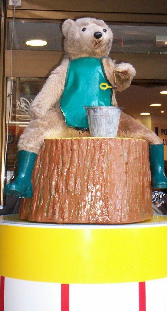 [statue+bear.bmp]