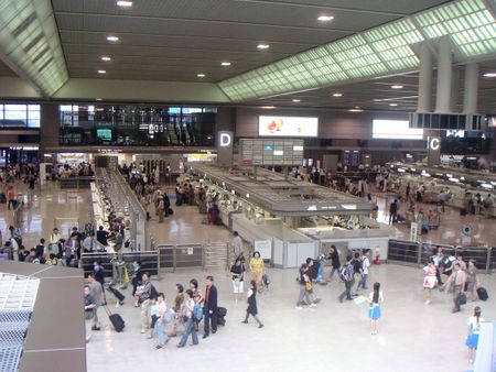[450px-3rd_floor_of_Narita_Terminal_2_200507.jpg]