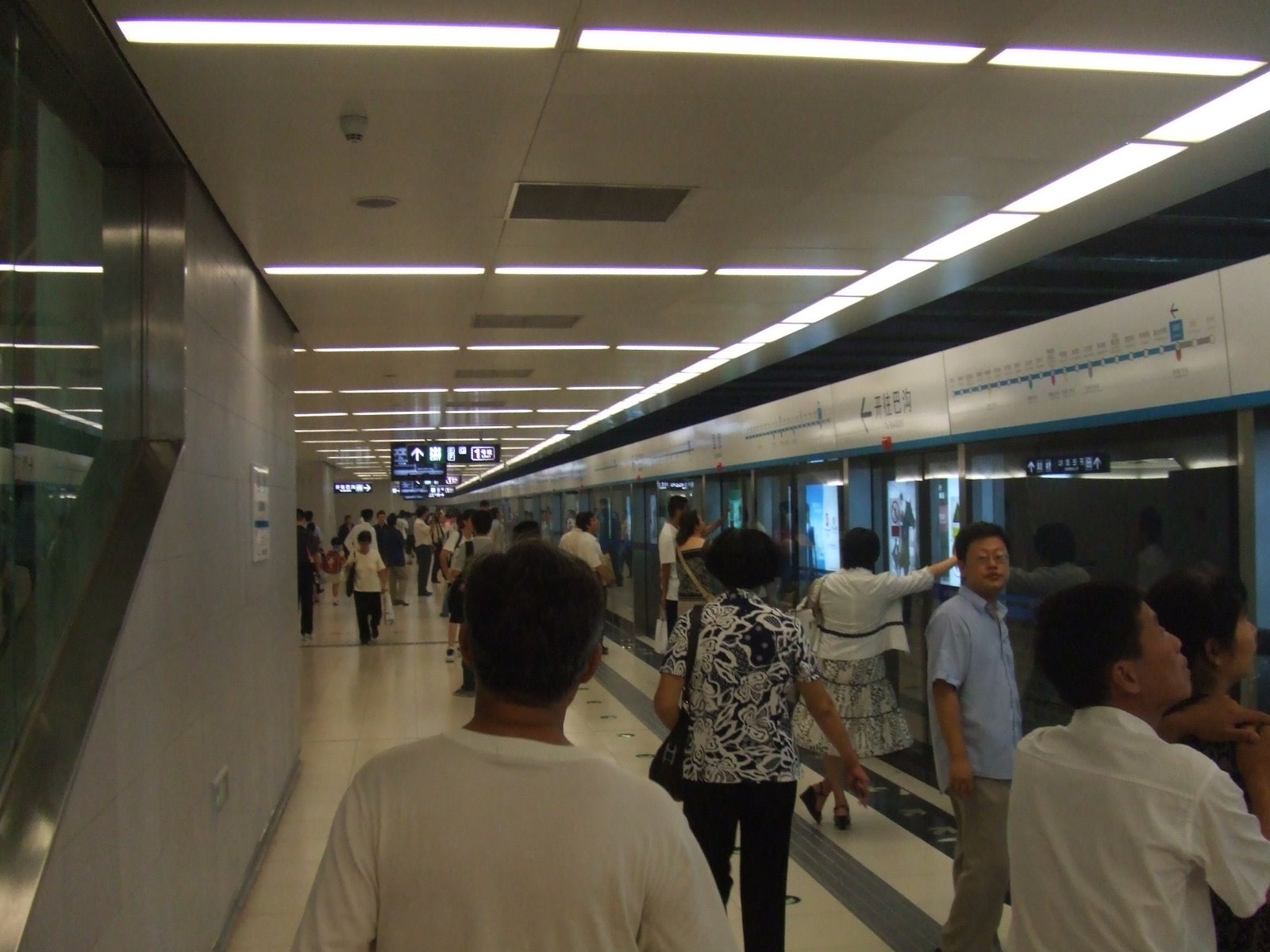 [Beijing+Subway+07+08+07+-+Platform.JPG]
