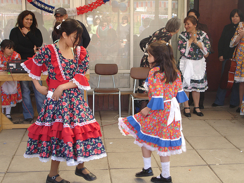 [hogar+kids+dancing+the+cueca.jpg]