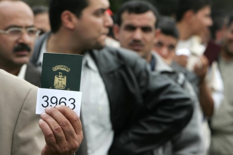 [Iraqi+Refugees+waiting+in+queue+to+register+at+UNHCR+in+Damascus+23+April+2007.jpg]