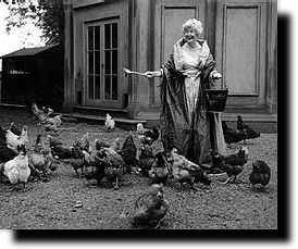 [Bruce+Weber+-+Duchess+of+Devonshire+Feeding+Her+Chickens,.jpg]