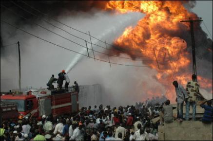 [16.05.2008.explosion-oleoducto-nigeria-segun-cruz-roja.jpg]