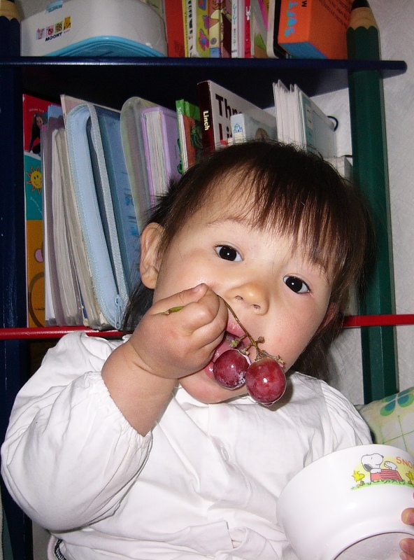 [Eatting+grapes+Chia.JPG]