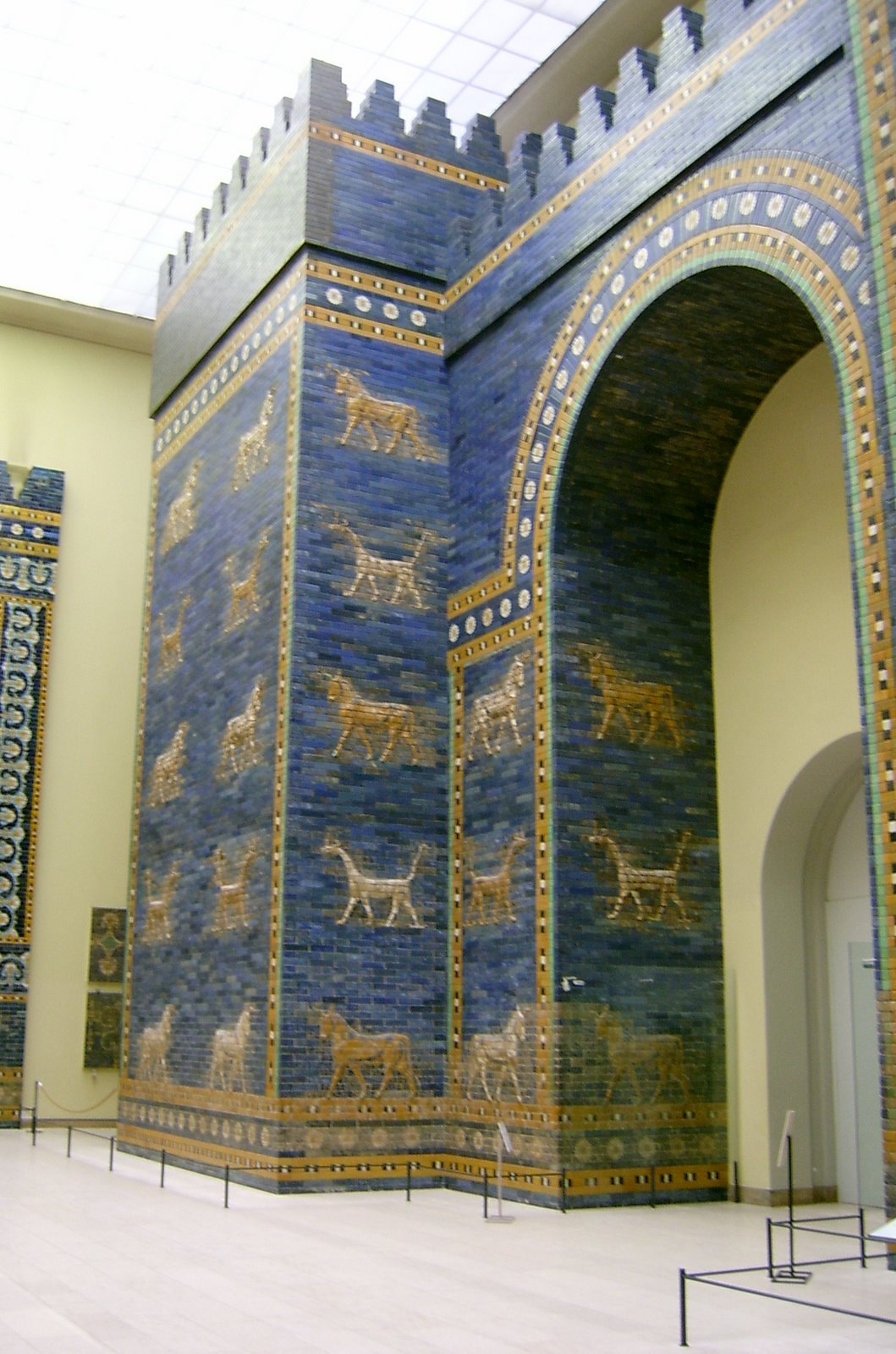 [Ishtar_gate_Pergamon_Museum.JPG]