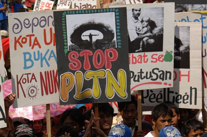 [indonesian_nukesprotest-420.jpg]