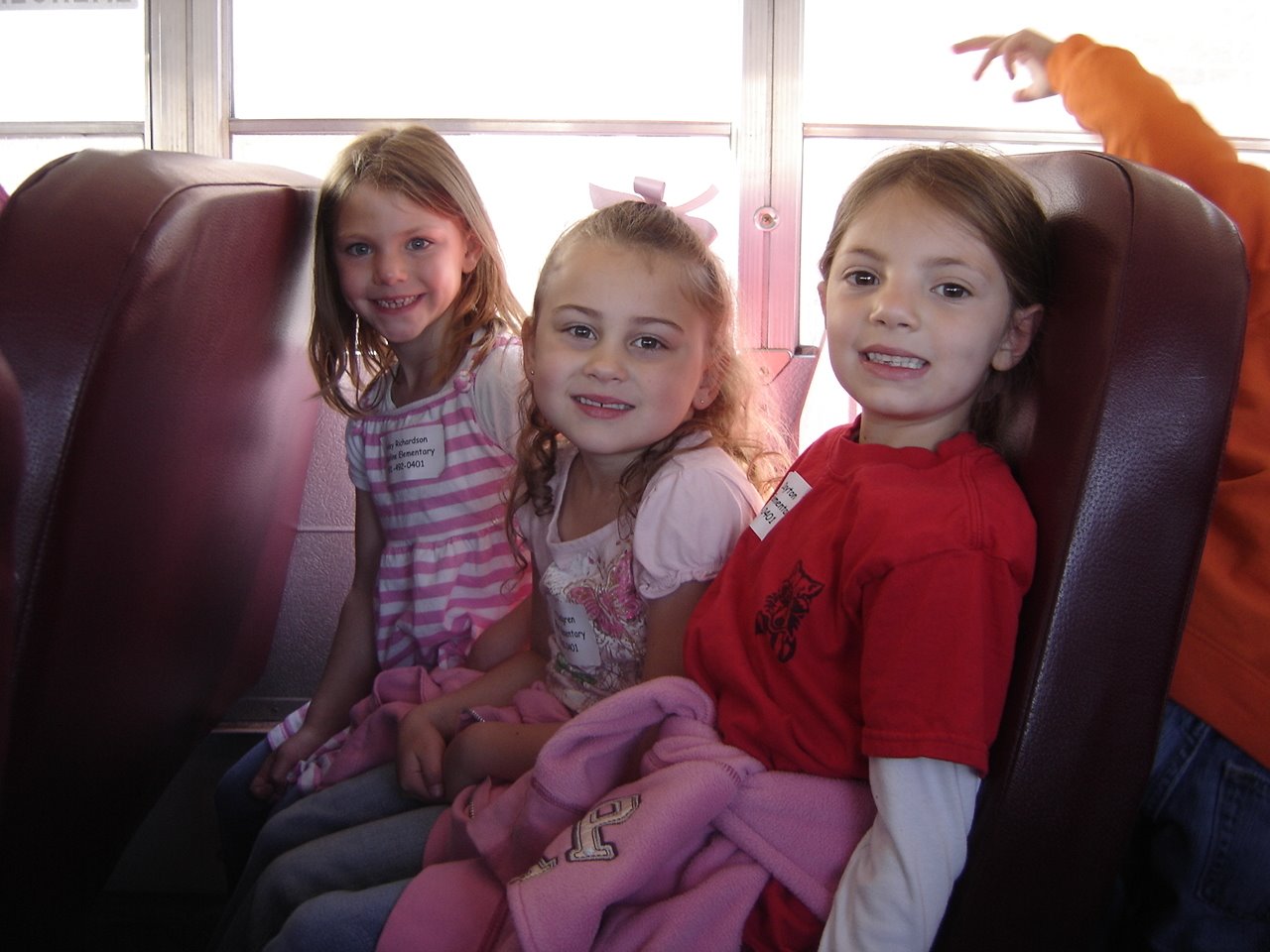 [Hailey+Gracie+Abby+bus.jpg]