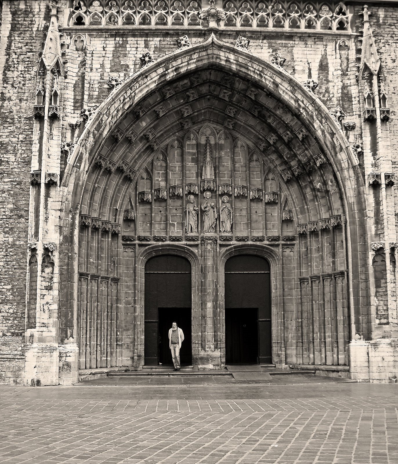 [Man_Outside_Cathedral_Gent_BW.jpg]
