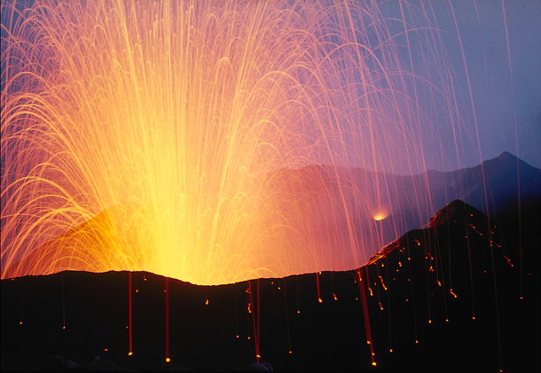 [volcan+stromboli+en+erupcion.jpg]