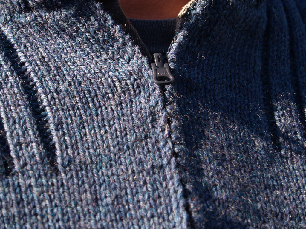 [12-25-06+dad's+sweater+zipper+detail.jpg]