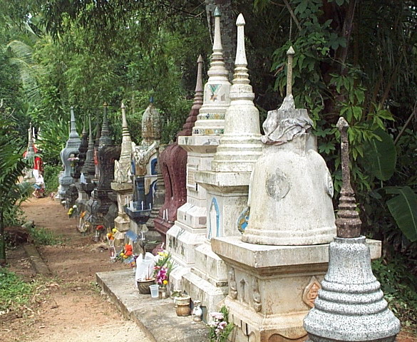 [Thai+shrines+for+dead+relatives.jpg]