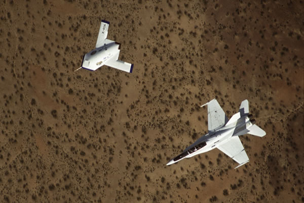 [Boeing+J-UCAS+X-45A+ja+Hornet.jpg]