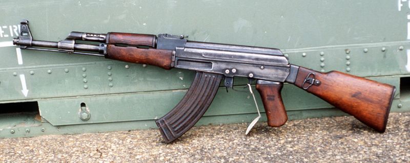 [800px-AK-47_type_II_Part_DM-ST-89-01131.jpg]
