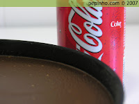 Pastel de chocolate y Coca Cola