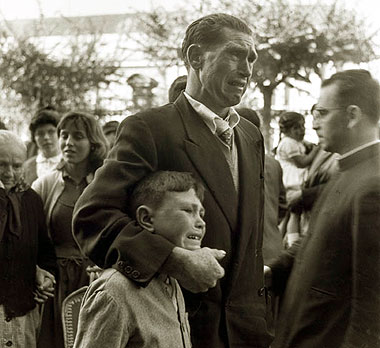 Foto de Manuel Ferrol encadrada dentro da  temática da emigración galega no século XX