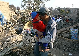 [Un-hombre-carga-con-su-hijo-entre-los-escombros-de-2007081710125114xm1.jpg]