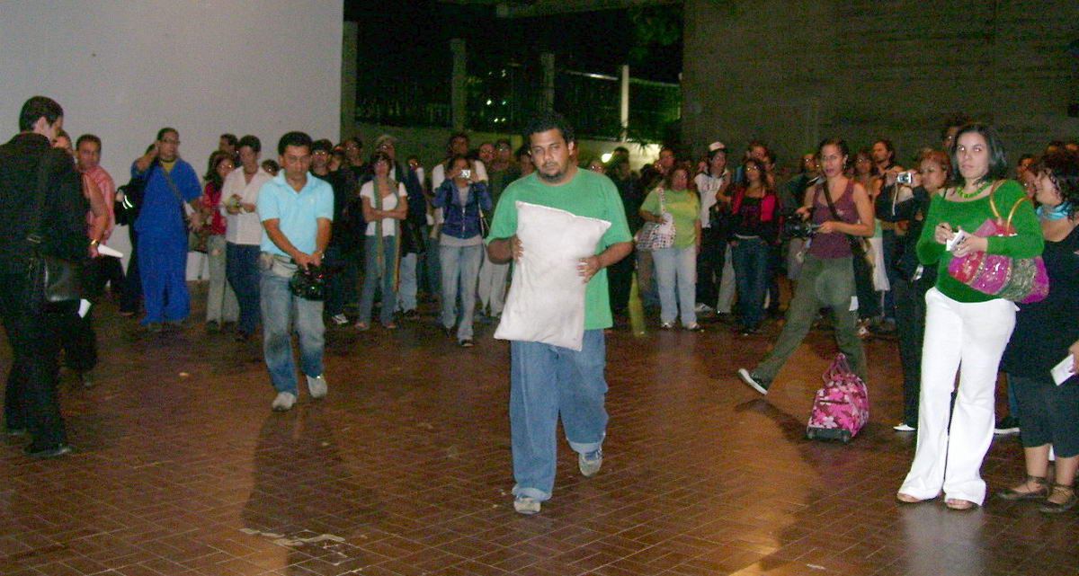 [000+OBJETUAL+Caracas+2008+Dia+4+Esmelyn+Miranda+Foto+Macjob+Parabavis.jpg]