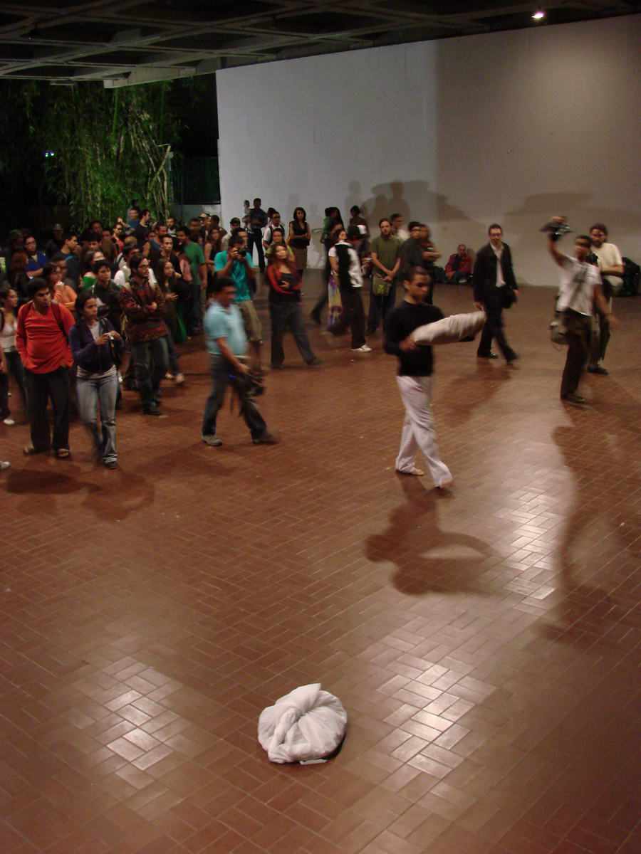 [000+OBJETUAL+Caracas+2008+Dia+4+Kevin+Orellanes+Foto+Veronica+Casellas.JPG]
