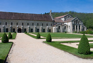 [300px-Abbaye_de_Fontenay-EgliseBatiments.jpg]