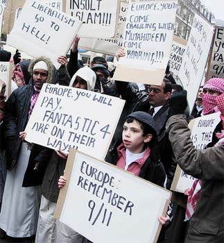 [muslims+protesting+again.jpg]