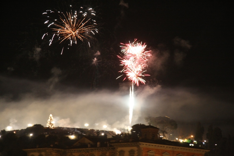 [Fireworks+at+Piazza+Michelangelo.JPG]