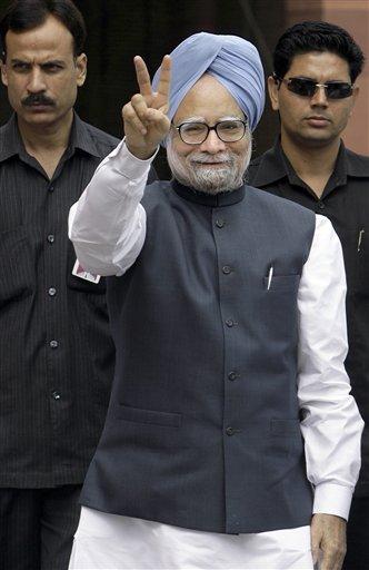 [Manmohan+Singh+flashing+victory+sign.jpg]