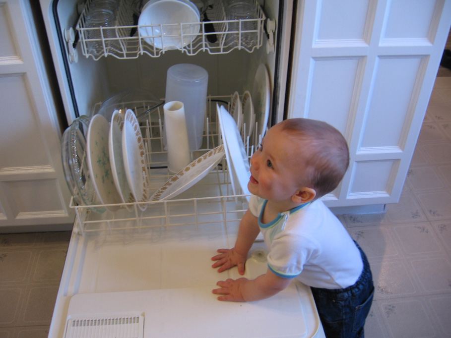 [march+24+dishwasher+baby+smile.jpg]