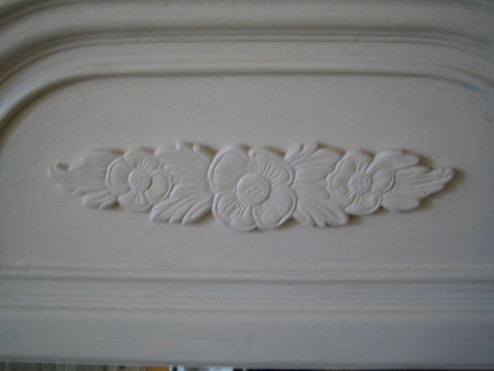[close+up+of+floral+molding.jpg]