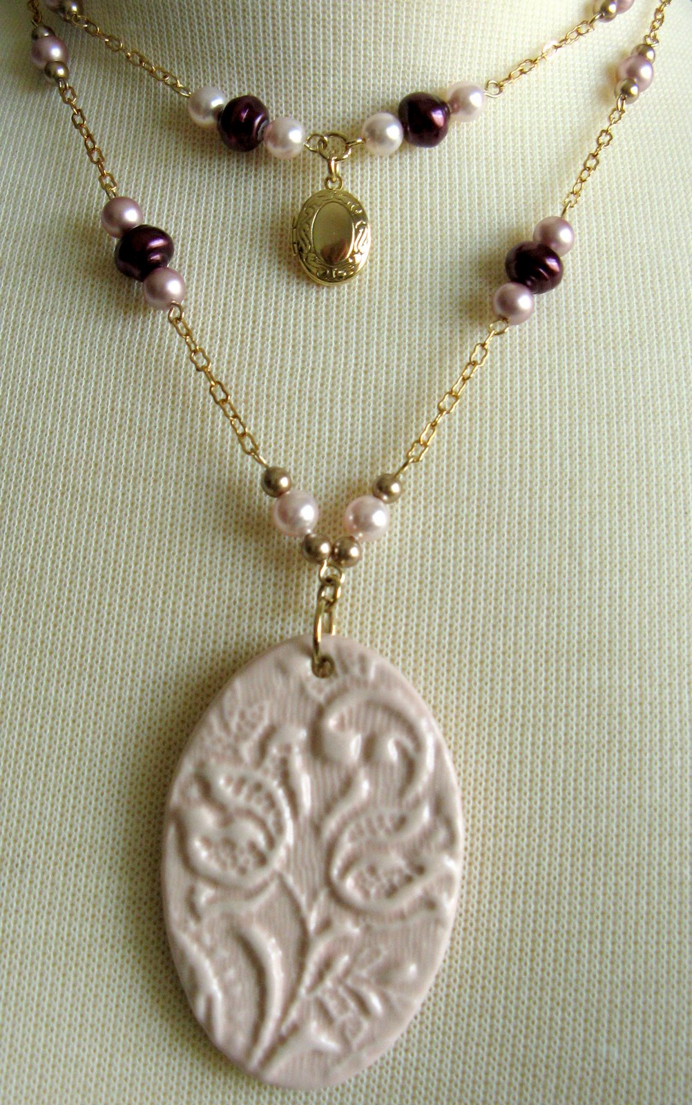 [pink+lace+clay+pendant+with+oval+pic+frame1.jpg]