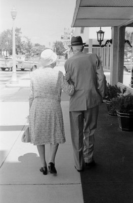[Old+Couple+on+Street.jpg]