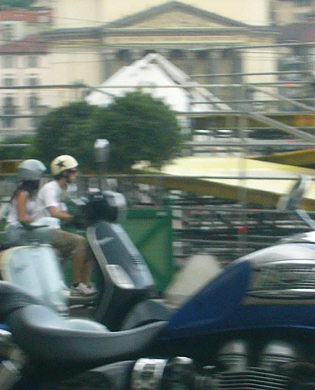 [scooter+couple+2.JPG]