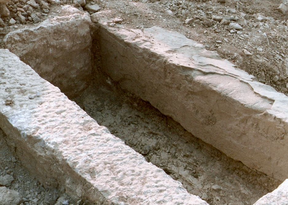 Αποκαλυφθείς τάφος στο Δίστομο