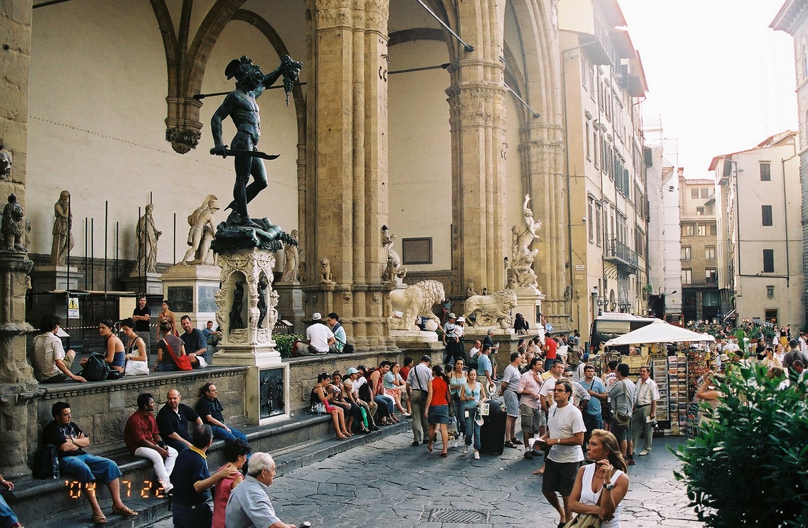 [Tourists+at+Piazza+del+Signioria+7+2004.jpg]