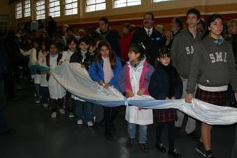 [El+ingreso+de+la+extensa+bandera+confeccionada+por+alumnos+de+San+Isidro.bmp]