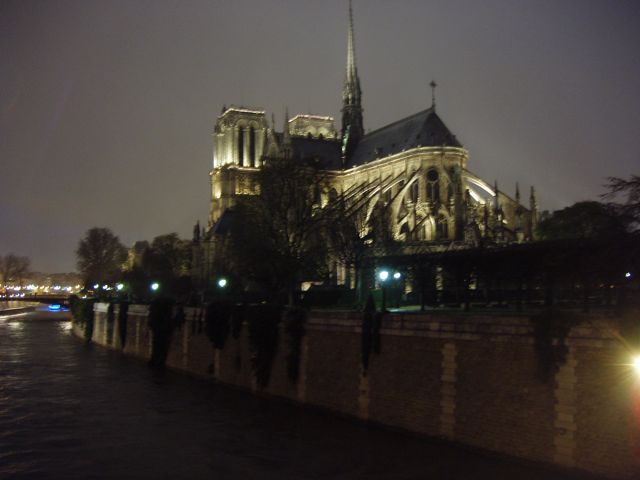 [Notre+Dame+at+night.jpg]