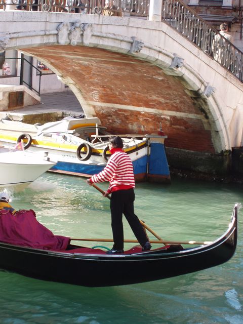 [Gondola+in+Venice+nike+shoes.jpg]