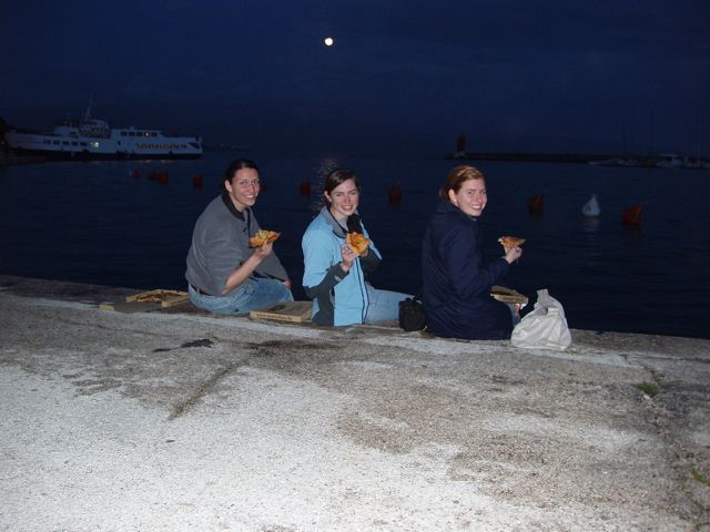 [Roxy,+Alana,+Erin+eating+pizza+under+the+Croatian+moon.jpg]