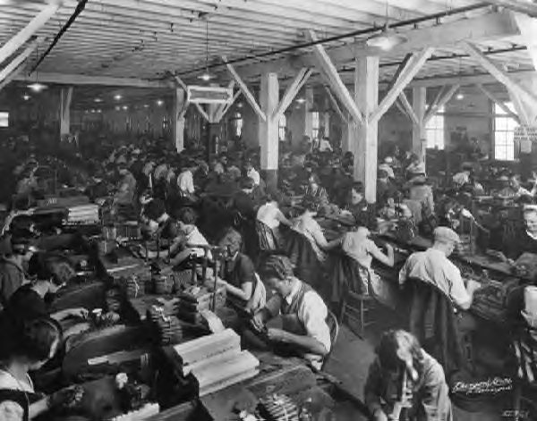 [1927-factory-workers.jpg]