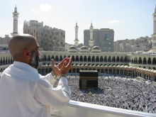 [220px-Supplicating_Pilgrim_at_Masjid_Al_Haram._Mecca,_Saudi_Arabia.jpg]
