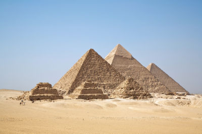 [400px-All_Gizah_Pyramids.jpg]