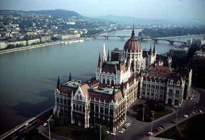[Budapest_Parliament_aerial.JPG]
