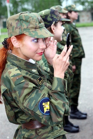 [russian_army_girls_01.jpg]