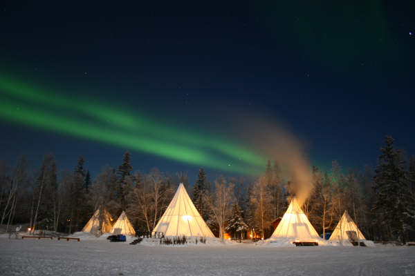 [northern_lights_over_yellow_knife_canada_3.jpg]