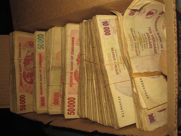 [zimbabwe_money_01.jpg]