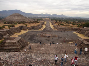 Calzada de los Muertos, Teotihuacan, Edo de México.