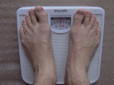 [diet-bare-feet-weighing-scales.jpg]